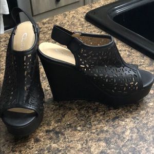 Black wedges